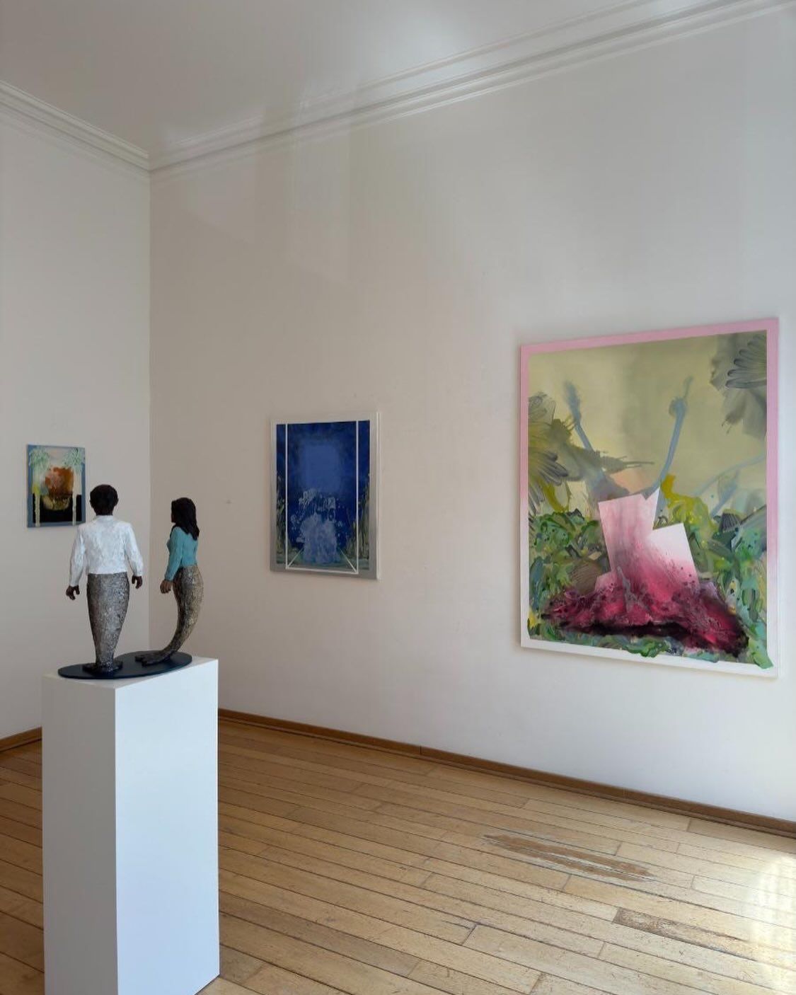 Ausstellungsraum der Galerie Löhrl mit Gemälden von Steffen Meister an weißen Wänden und einer Skulptur im Vordergrund.
